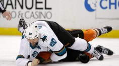 Brutálny faul, za ktorý si hráč San Jose Sharks vyslúžil tvrdý trest