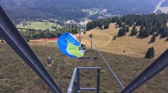 Paraglajdista sa zamotal do lana sedačkovej lanovky