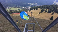 Paraglajdista sa zamotal do lana sedačkovej lanovky