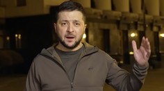 Zelenskyj presne mesiac od ruskej invázie vyzýva ľudí z celého sveta, aby vyšli do ulíc a protestovali proti vojne