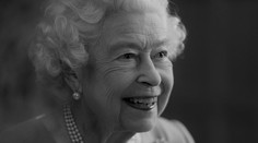 Na rakve kráľovnej Alžbety II. sa zviezol pavúk. Oku sociálnych sietí neušlo nič