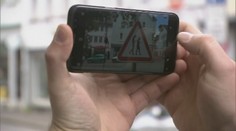 Nová dopravná značka pre chodcov so smartfónmi: Niekde zaviedli aj pokuty