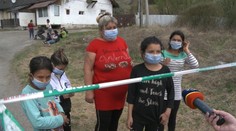 Policajt mal zbiť päť detí v rómskej osade. Domov utekali s plačom a modrinami