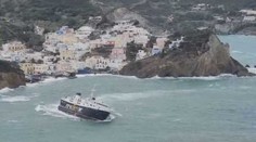 VIDEO: Ľudia kričali od hrôzy, autá lietali zo strany na stranu. Obrovské vlny takmer potopili trajekt