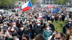 Do ulíc vyšli tisíce ľudí. Česi demonštrovali proti Zemanovi a ruskému vplyvu