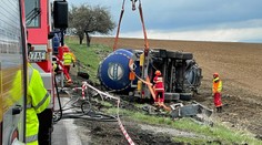 Pri prírodnom prameni Budiš sa prevrátila cisterna s kyselinou. Polícia pre únik mraku uzavrela okolie