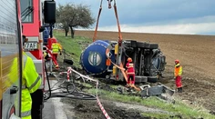 Pri prírodnom prameni Budiš sa prevrátila cisterna s kyselinou. Polícia pre únik mraku uzavrela okolie