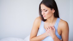 Bolia vás prsia? Vyriešiť to môže masáž aj obklady