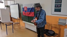 FOTO: K urnám v krojoch i svadobných šatách. Volí sa na stanici i v krčme, nechýbalo ani vystúpenie pre komisiu