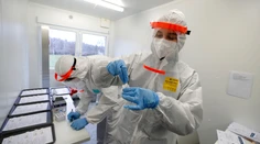 Hygienici potvrdili, že medzi infikovanými omikronom sú aj ľudia s tromi dávkami