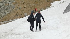 Ako v krajine Eskimákov. Turistov v Tatrách uprostred horúcich dní fascinujú dozvuky zimy