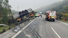 Vážna nehoda pri Oravskom Podzámku. Kamión skončil na streche, rýchlostnú cestu uzatvorili