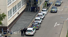 Manévre pred budovou policajnej inšpekcie. Pri akcii Klient zadržali sedem ľudí vrátane štyroch policajtov