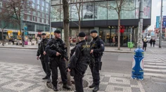Česko zaviedlo preventívne opatrenia. Policajti s dlhými zbraňami budú v teréne až do nového roka
