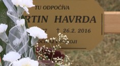 Synovi niekoľkokrát volali záchranku. Pomoc neprišla, mladík zomrel