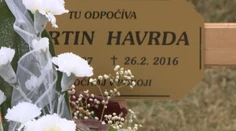 Synovi niekoľkokrát volali záchranku. Pomoc neprišla, mladík zomrel