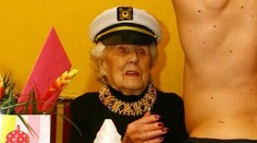 Žiješ len raz! Babička oslávila 100 rokov so striptérom