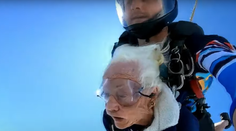 Na túto oslavu nezabudne. Veteránka z druhej svetovej vojny na sté narodeniny zoskočila padákom