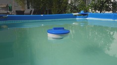 Zelená voda v bazéne? Ľudia hľadajú pomoc, keď už je neskoro. Tu sú odpovede na najčastejšie otázky