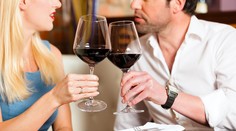 Signály, ktoré vysielajú ženy a muži, keď majú o vás záujem