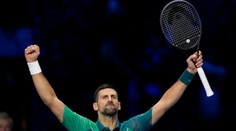 Kráľ Nole nestarne. Djokovič siedmykrát ovládol turnaj majstrov a prekonal Federera