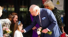 Kráľ Karol III. sa objavil na verejnosti. Lekárov tešia pokroky v jeho liečbe rakoviny