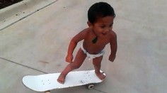 Ešte nosí plienky, ale na skateboarde sa preháňa ako blesk