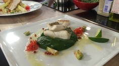 Zubáč s omáčkou z ružoveho korenia so špenatovým pyré