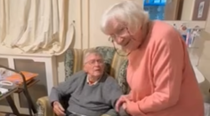 VIDEO: Exmanželia sa po 30 rokoch stretli v opatrovateľskom dome, chvíľu im trvalo, než sa spoznali