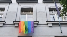 Filozofická fakulta vyvesila dúhovú vlajku na počesť svojho študenta, ktorý zomrel pri streľbe