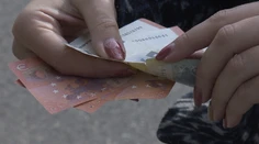 Bankomat jej vydal poškodenú bankovku, prekvapenie prišlo v banke