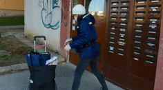 Nečakajte, že vám donesie poštárka doporučenú zásielku alebo dobierku
