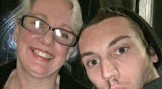 Mama a syn? Nie, len o 30 rokov mladší milenec, s ktorým konečne vie, čo je vášeň