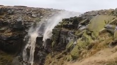 Prudký vietor obrátil svojou silou vodopád