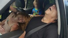 Sfetovaný párik s dieťaťom na zadnom sedadle. Americká polícia šokovala fotkami