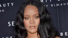 To sú ale bomby! Rihannine prsia v kožených minišatách kričali o pomoc