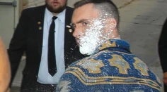 Nie každý ho miluje. Na slávneho speváka zaútočili práškovým cukrom