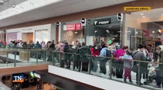 Ukrajinci si prišli po hmotnú pomoc. V bratislavskom nákupnom centre stáli v nedeľu v dlhých radoch