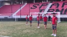 Na tomto sa má hrať? Rozčarovaní hráči Crvenej zvezdy si natočili trávnik v Trnave