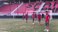 Na tomto sa má hrať? Rozčarovaní hráči Crvenej zvezdy si natočili trávnik v Trnave