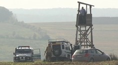 Nehorázne! Niekto poľovníka zastrelil od chrbta. Nechali ho ležať na poli