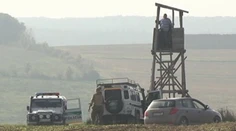 Nehorázne! Niekto poľovníka zastrelil od chrbta. Nechali ho ležať na poli
