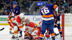 Pánik zaznamenal pri debute v drese Islanders asistenciu, Tatar skóroval