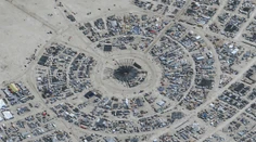 VIDEO: Areál hudobného festivalu Burning Man v púšti v Nevade sa po dažďoch "topí" v bahne