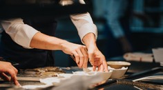 Škandál šéfkuchára s michelinskou hviezdou. Nového kolegu nechal hodiny sedieť nahého a priviazaného o stoličku