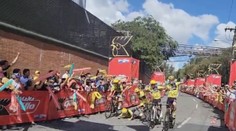VIDEO: Cyklistický tím oslavoval historické víťazstvo. Tesne pred cieľom však prišla pohroma