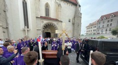 Veriaci sa naposledy lúčia s Jozefom Tomkom v Bratislave. Večer prevezú jeho pozostatky do Košíc