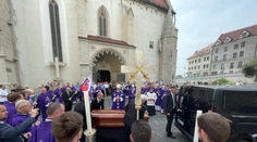 Veriaci sa naposledy lúčia s Jozefom Tomkom v Bratislave. Večer prevezú jeho pozostatky do Košíc