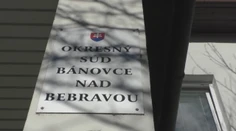 Roky si myslela, že jej manžel je mŕtvy. Súd v Bánovciach nad Bebravou ho dnes mal oživiť