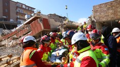 Pod telom svojho mŕtveho muža bola uväznená 104 hodín. Záchranári sa k žene snažili dostať dva dni